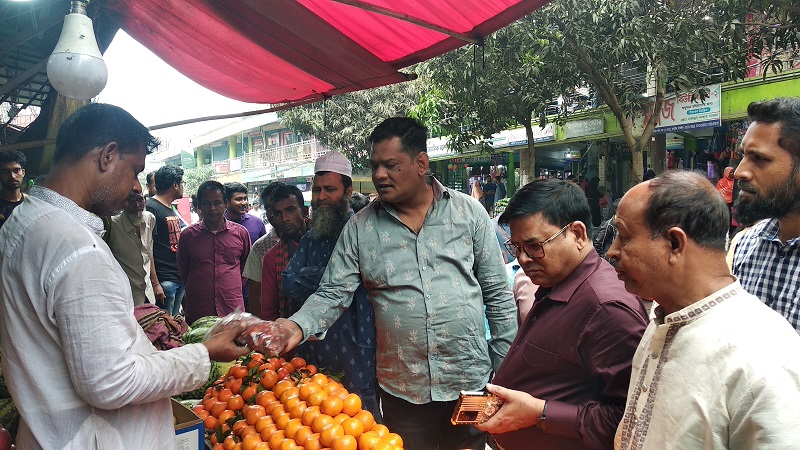 বাসাইলে দ্রব্যমূল্য নিয়ন্ত্রণে পৌরসভার উদ্যোগে বাজার মনিটরিং