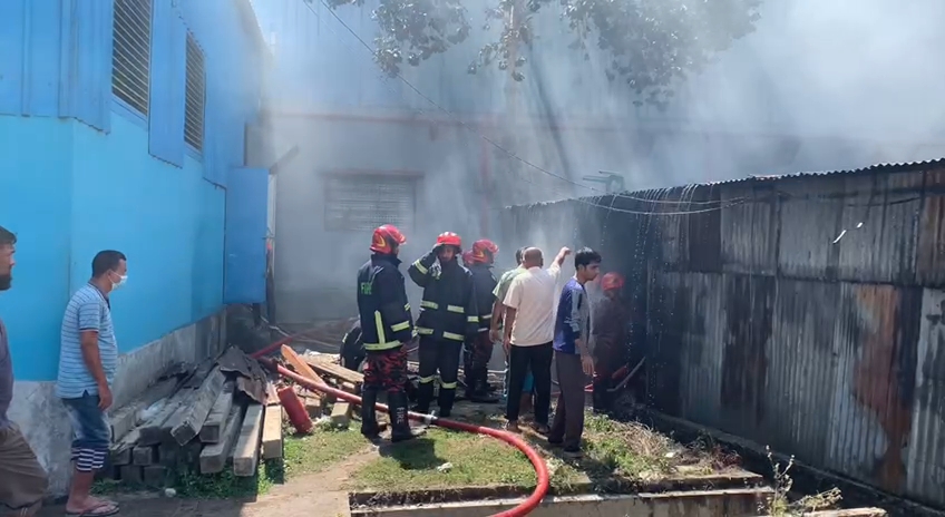 টাঙ্গাইলে এটিএম লুঙ্গি কারখানায় আগুন; ক্ষয়ক্ষতি ৫ কোটি