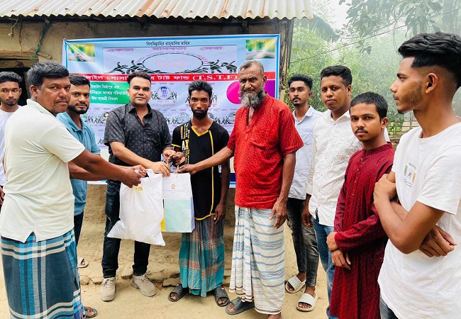মির্জাপুরে ‘টাঙ্গাইল সোসাইটি অব ট্রাষ্ট ফান্ড-এর উদ্যোগে ঈদসামগ্রী ও নগদ টাকা বিতরণ