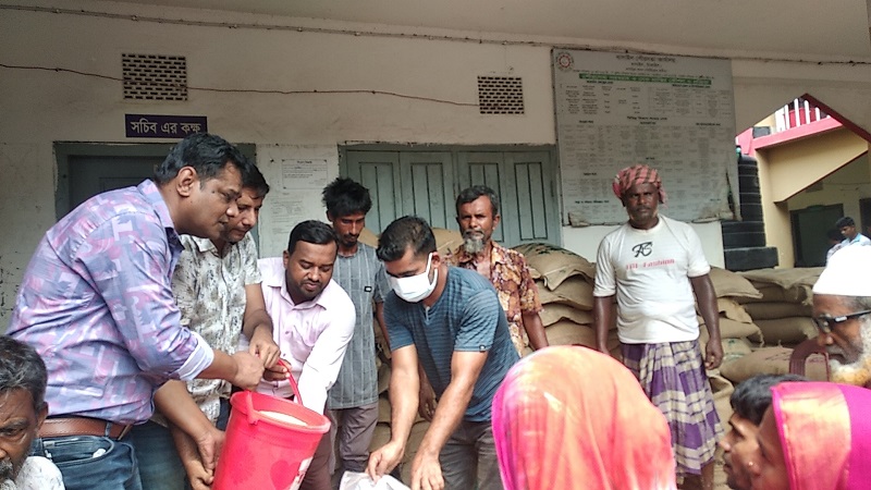 বাসাইল পৌরসভায় ভিজিএফের চাল বিতরণ