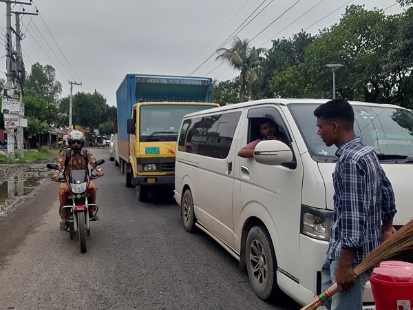 যানজট এড়াতে ঘুরতে হচ্ছে ২৯ কিলোমিটার সড়ক