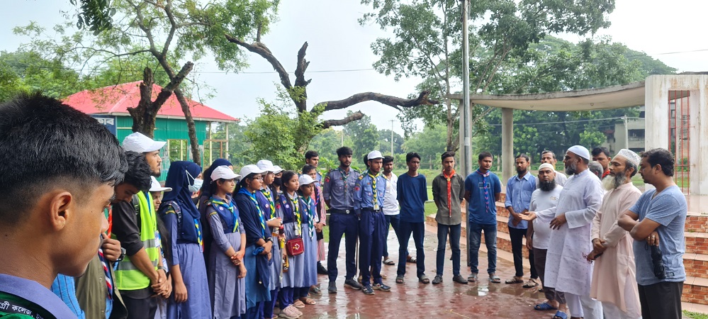বাসাইলে ট্রাফিকের দায়িত্ব পালন করা স্কাউটসদের মাঝে জামায়াতের খাবার বিতরণ