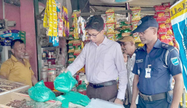 বাসাইলে পলিথিন রাখার দায়ে ২ দোকানদারকে জরিমানা
