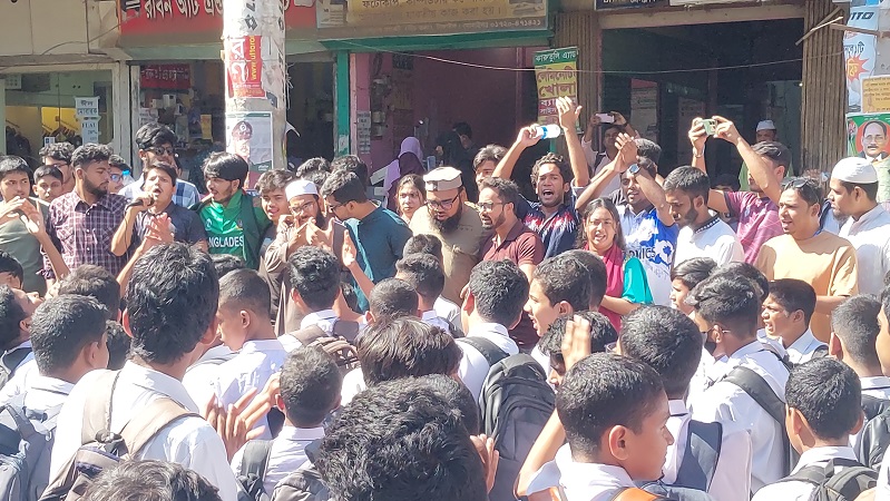 আসিফ নজরুলের সাথে অসৌজন্যমূলক আচরণের প্রতিবাদে টাঙ্গাইলে বিক্ষোভ ও সমাবেশ