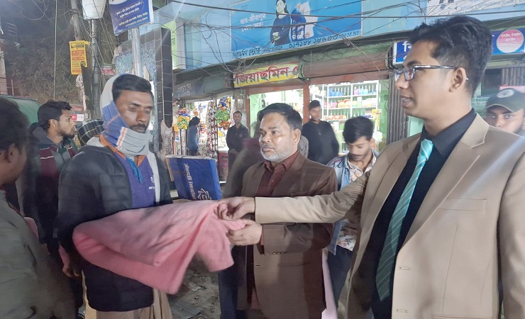 বাসাইলে গরিব-অসহায় ও শীতার্তদের মাঝে পৌরসভার উদ্যোগে কম্বল বিতরণ