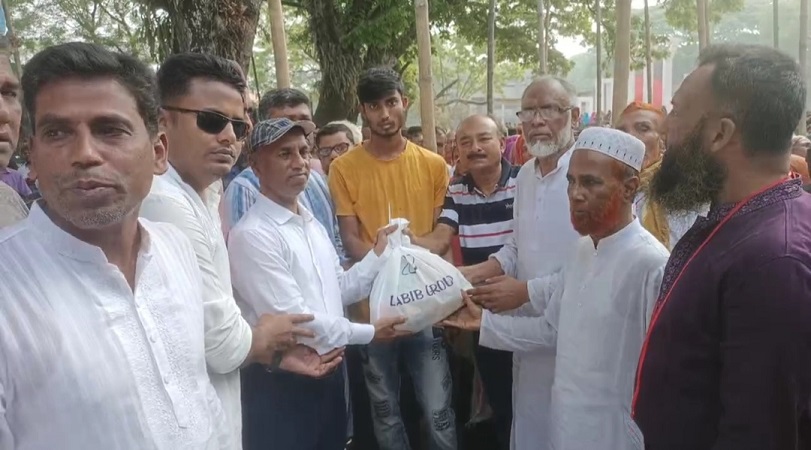 বাসাইলে সালাউদ্দিন আলমগীরের উদ্যোগে অসহায়দের মাঝে ঈদসামগ্রী বিতরণ