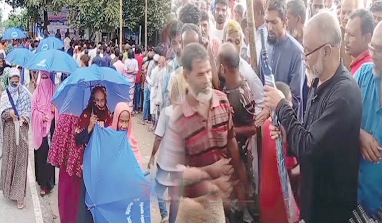 বাসাইলে লাবীব গ্রুপের উদ্যোগে ২ হাজার ছাতা উপহার