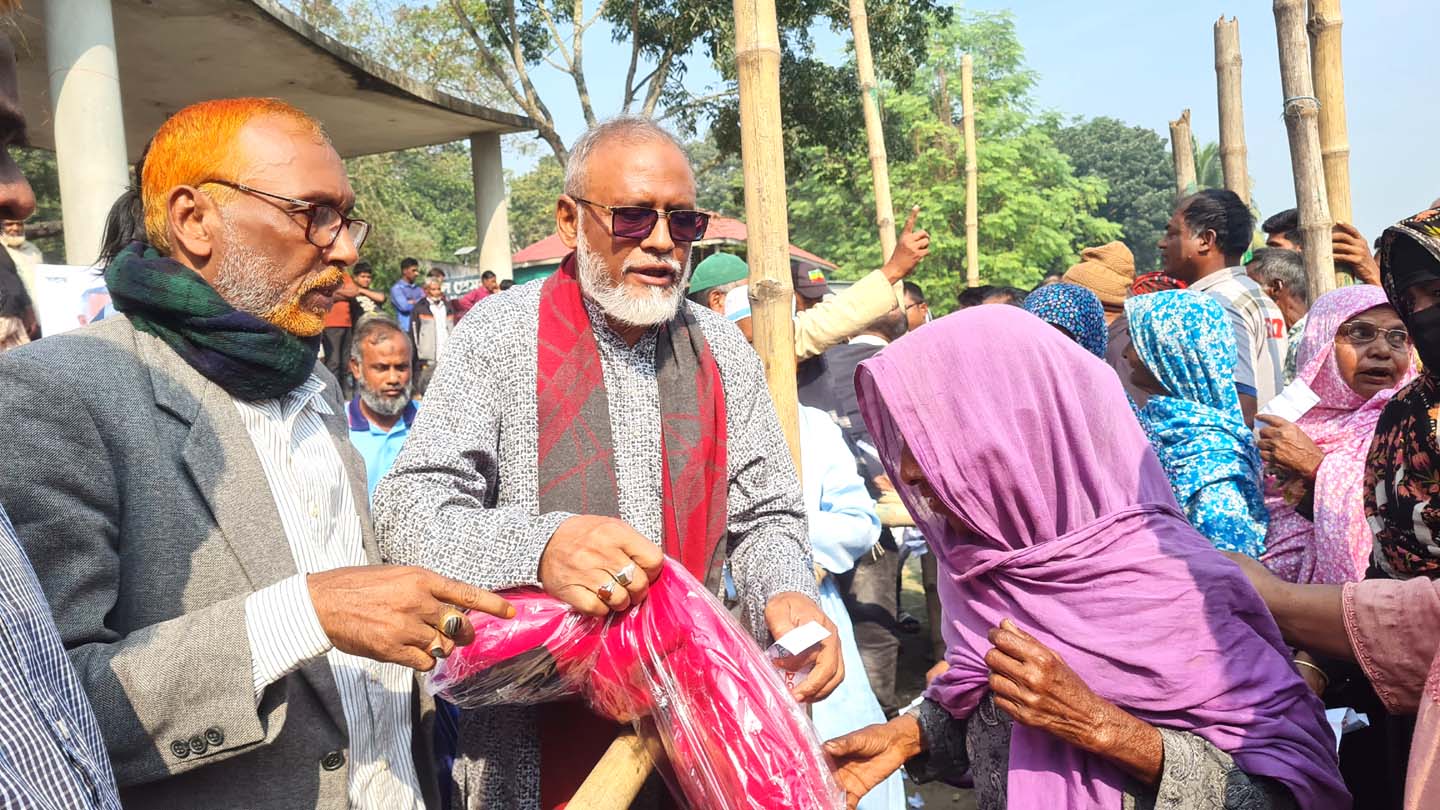 বাসাইল পৌর এলাকায় সালাউদ্দিন আলমগীরের কম্বল বিতরণ