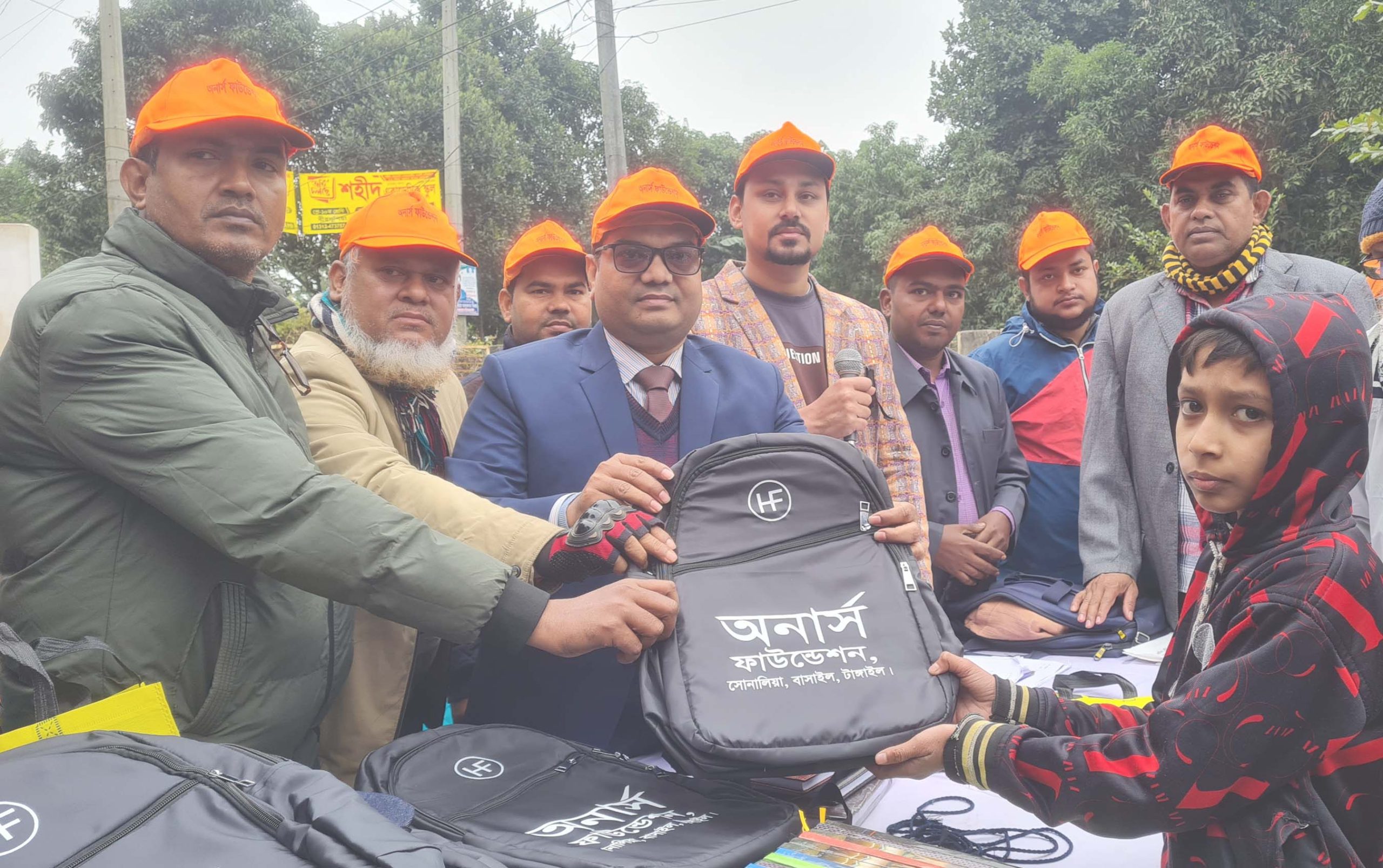 বাসাইলে অনার্স ফাউন্ডেশনের উদ্যােগে কৃতি শিক্ষার্থীদের পুরস্কার-ক্রেস্ট ও অসচ্ছল ব্যক্তিদের মাঝে নগদ অর্থ বিতরণ