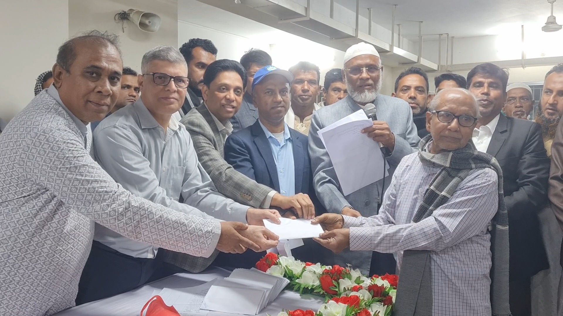 বাসাইলে দেড়শ’ মসজিদ ও মন্দিরে দানবীর সালাউদ্দিন আলমগীরের আর্থিক সহায়তা প্রদান