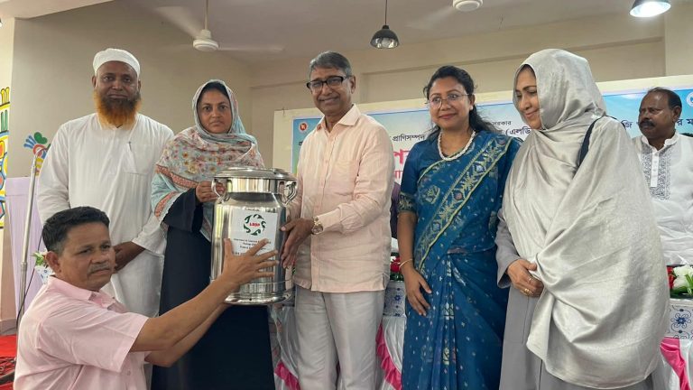 বাসাইলে ২৮০ খামারীর মাঝে এলডিডিপি প্রকল্পের উপকরণ বিতরণ
