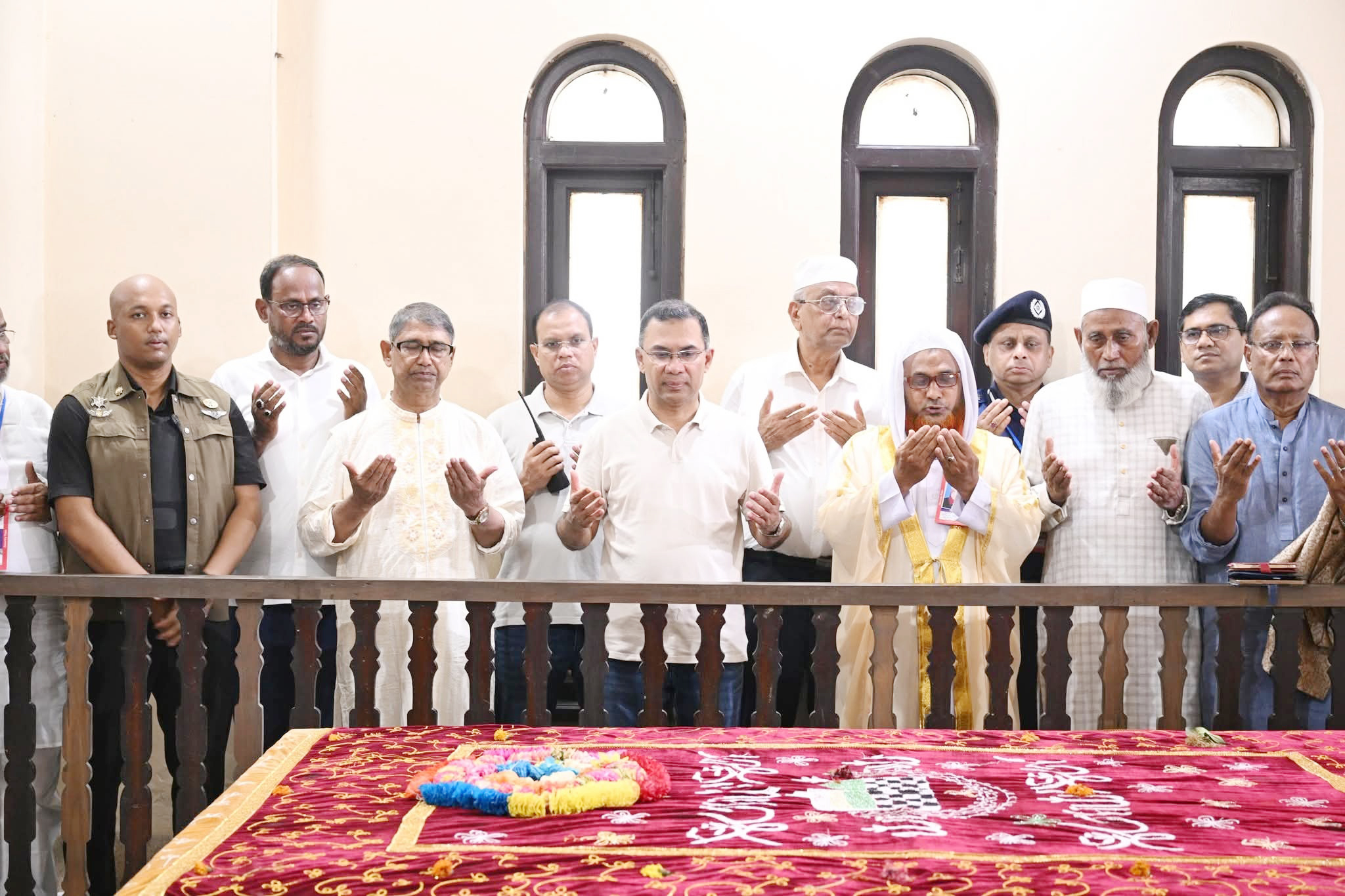 মওলানা ভাসানীর মাজার জিয়ারত করলেন প্রধানমন্ত্রী