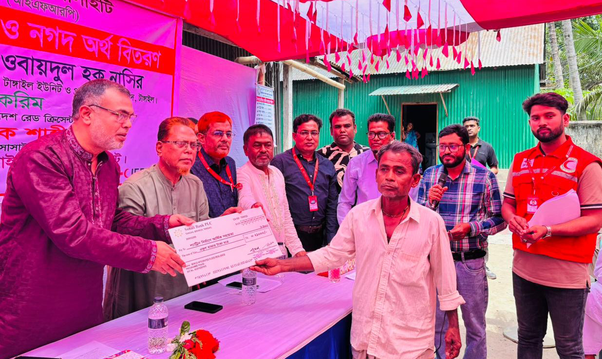 টাঙ্গাইলে রেড ক্রিসেন্টের উদ্যােগে উপকারভোগীর মাঝে চেক ও নগদ অর্থ বিতরণ