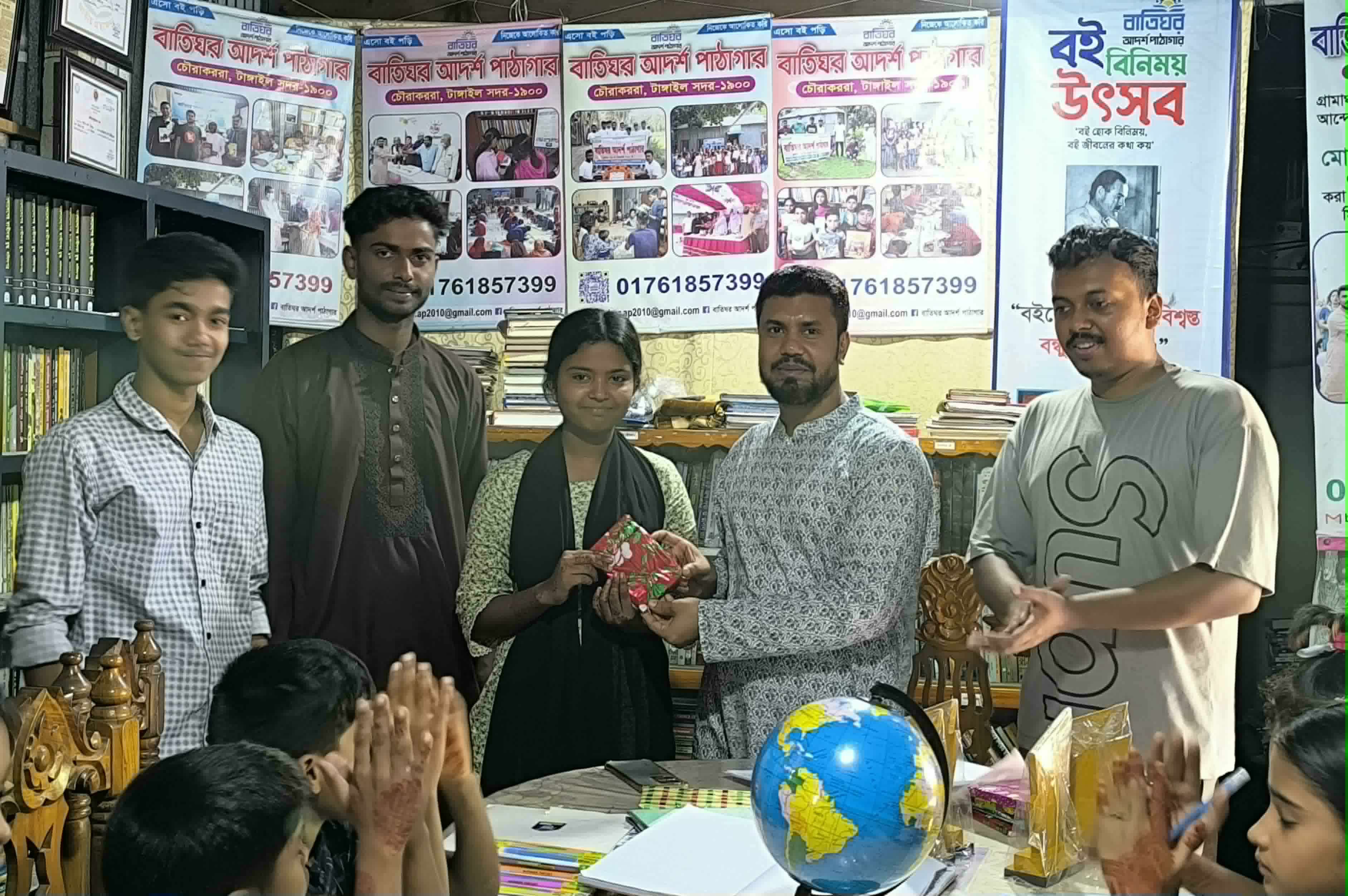 বাতিঘর আদর্শ পাঠাগারে চিত্রাঙ্কন প্রতিযোগিতার বিজয়ীদের মাঝে পুরস্কার বিতরণ