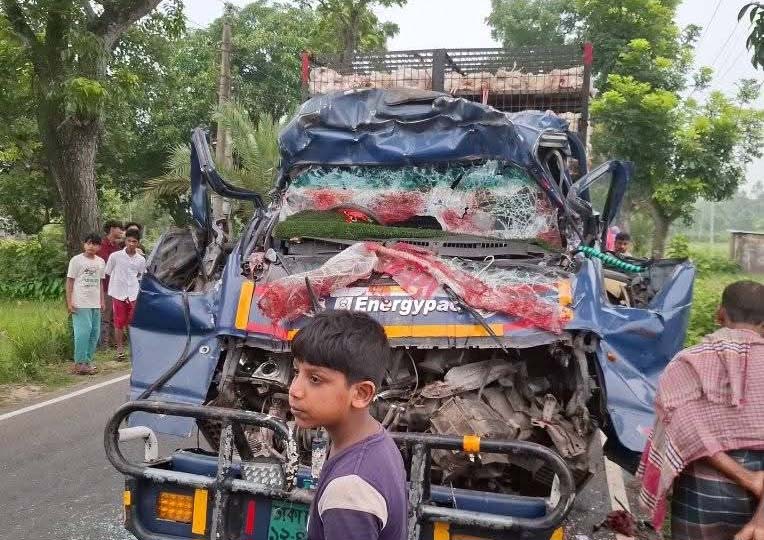 সখীপুরে বাঁশ বোঝাই ট্রাকের পেছনে মুরগিবাহী ট্রাকের ধাক্কা; নিহত ৪