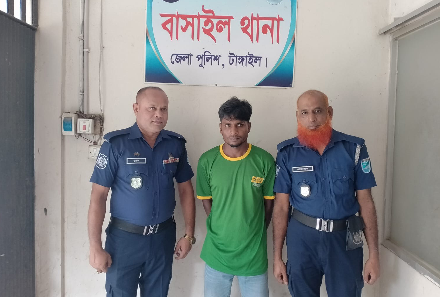 বাসাইলে গাঁজা সেবনকালে যুবককে আটকের পর ১ মাসের কারাদণ্ড
