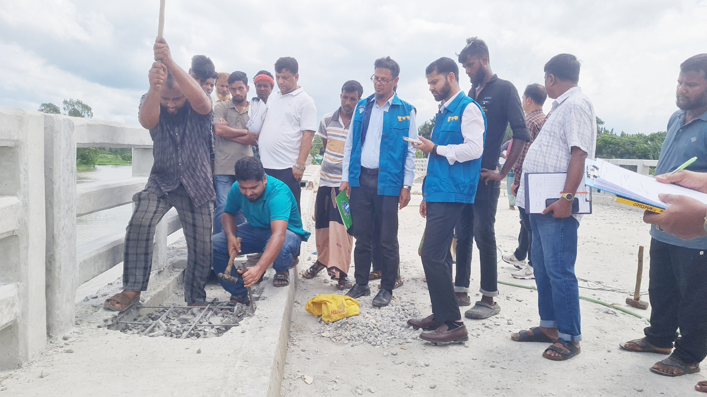 বাসাইলে ১০ কোটি টাকার সেতুতে রডের বদলে বাঁশ; দুদকের অভিযানে মিলল বড় দুর্নীতি